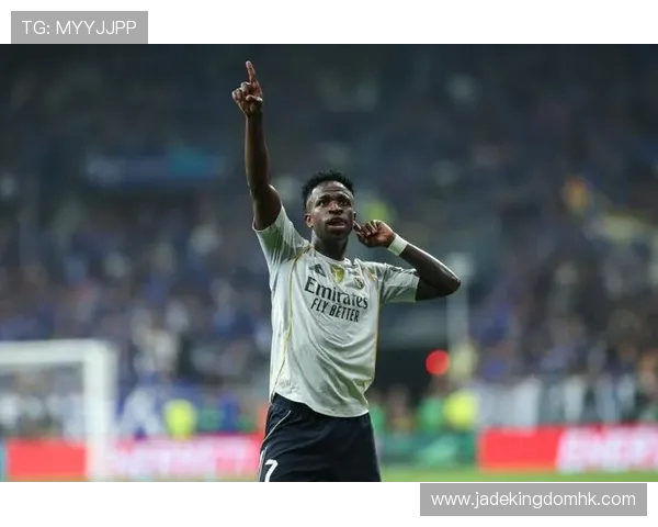 维尼修斯双响闪耀伯纳乌姆巴佩传射助皇马三比一轻取黄潜